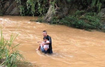 Yên Bái: 2 thanh niên dũng cảm lao xuống suối dữ cứu bé gái bị nước cuốn trôi