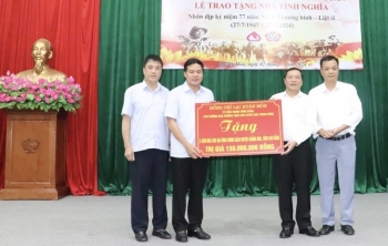 Phó Trưởng Ban Tuyên giáo Trung ương trao tặng nhà tình nghĩa tại Cao Bằng