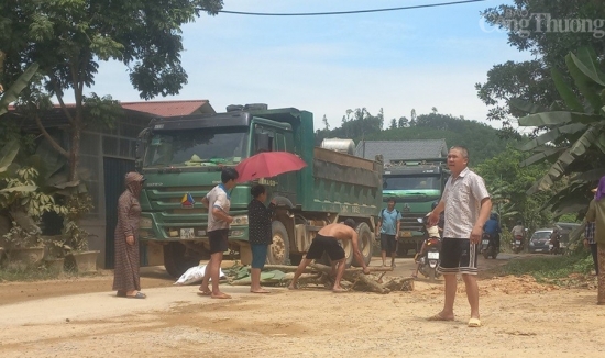 Thanh Hóa: Dân “lập chốt” ngăn đoàn xe tải gây bụi mù mịt