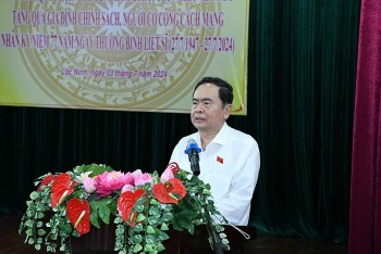 Chủ tịch Quốc hội Trần Thanh Mẫn dâng hương tại Khu di tích quốc gia đặc biệt Căn cứ Tà Thiết