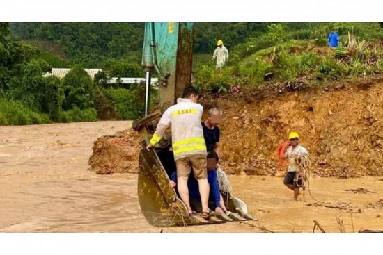 Cảm động hình ảnh chiến sĩ công an dũng cảm cứu người giữa dòng lũ xiết, xứng danh "vì dân phục vụ"