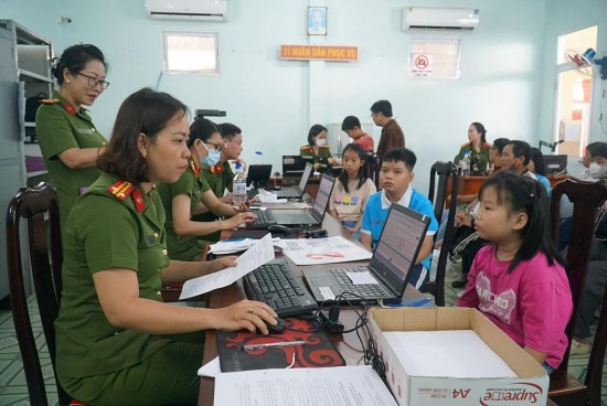 TP. Hồ Chí Minh: Phụ huynh xếp hàng đưa con đi làm Căn cước công dân