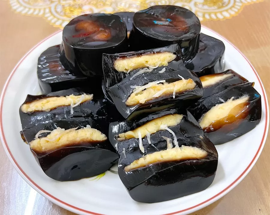 Bánh thạch đen nhân đậu xanh – sự kết hợp “lạ lùng” hấp dẫn