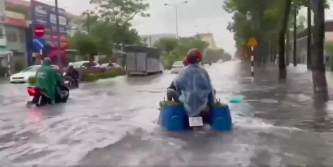 Kiên Giang: Mưa lớn kéo dài, nhiều tuyến phố thành sông