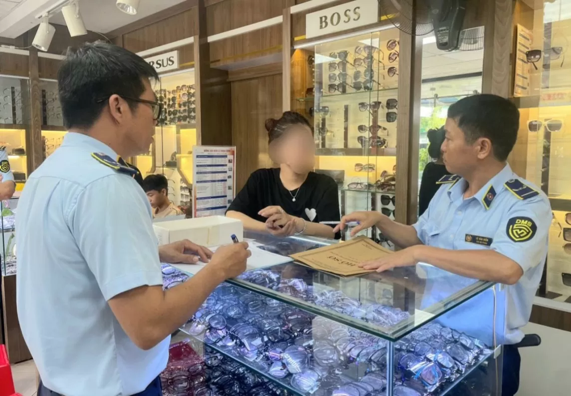 Quản lý thị trường Quảng Trị tăng cường chống hàng giả lĩnh vực thương mại điện tử