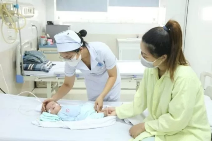 Thót tim trước khoảnh khắc nữ điều dưỡng cứu sống em bé trên xe taxi ở Hải Phòng