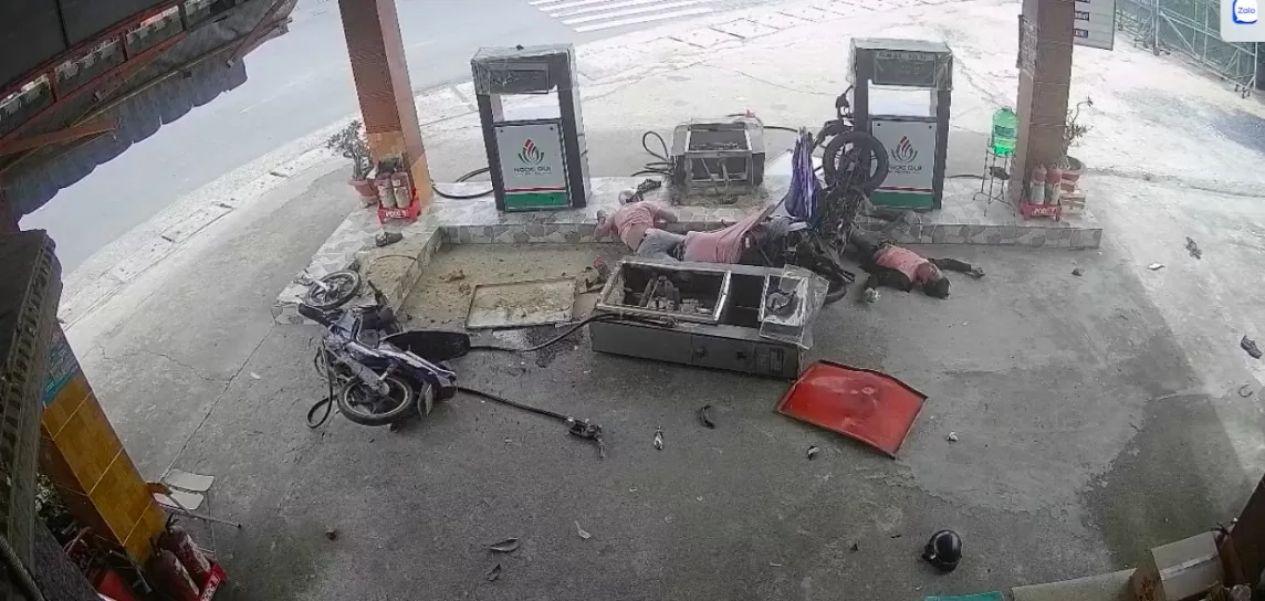 Tây Ninh: Kinh hoàng xe máy kẹp 3 húc tung trạm xăng, 4 người bị thương