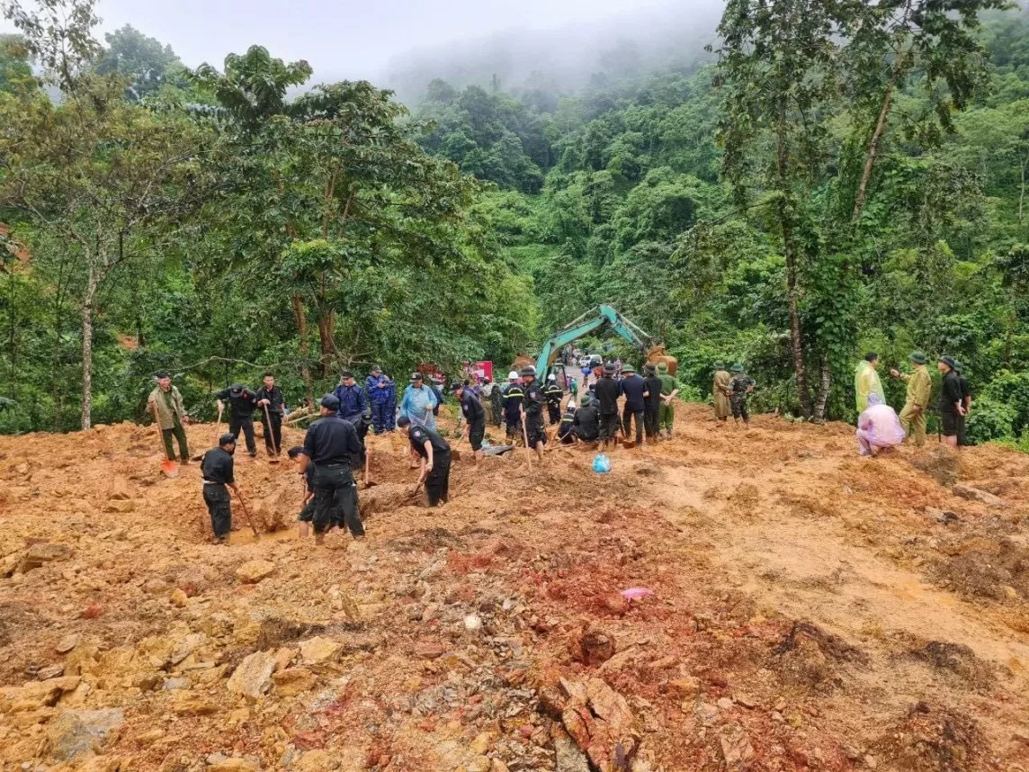 Vụ sạt lở đất ở Hà Giang: Có bao nhiêu người lúc hàng nghìn m3 đất đá đổ sụt xuống đường?