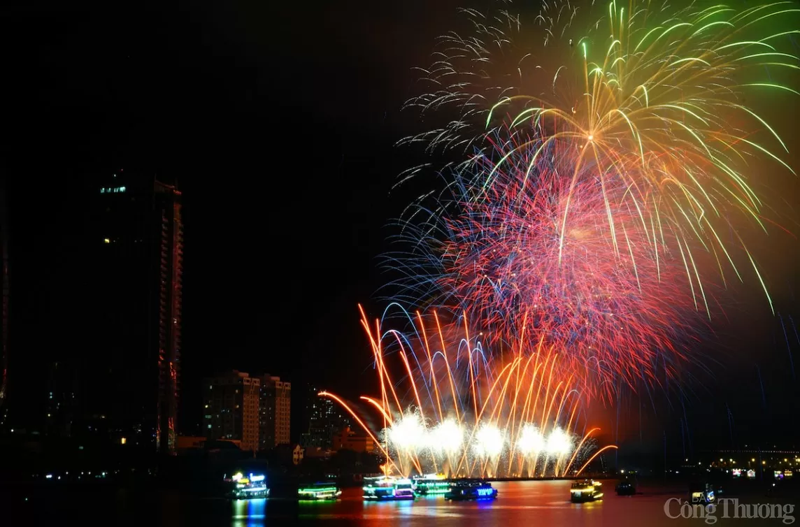 Chùm ảnh pháo hoa rực sáng bầu trời trong chung kết Lễ hội pháo hoa quốc tế Đà Nẵng