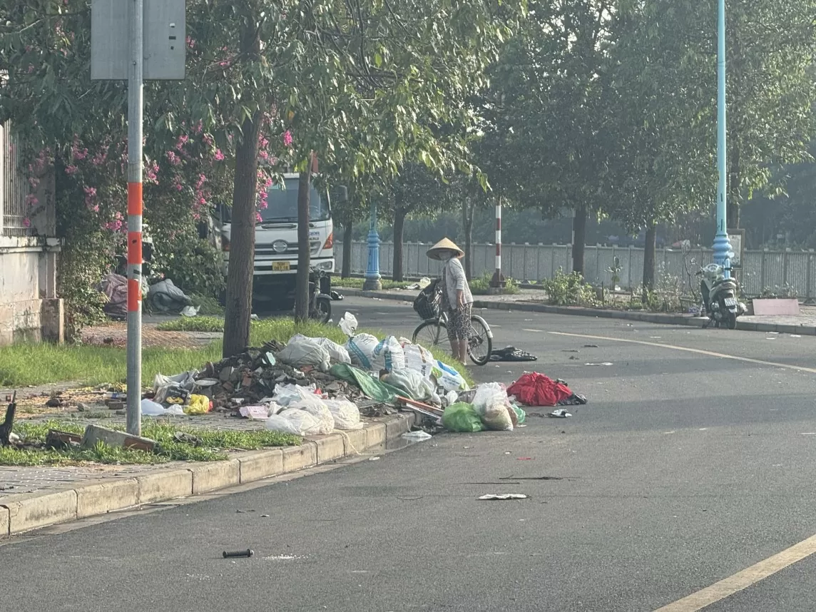 TP. Hồ Chí Minh: Tuyến đường Chu Văn An - Bình Thạnh vẫn nhếch nhác vì rác