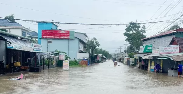 Kiên Giang: Mưa lớn kéo dài, nhiều nơi ở Phú Quốc chìm trong biển nước