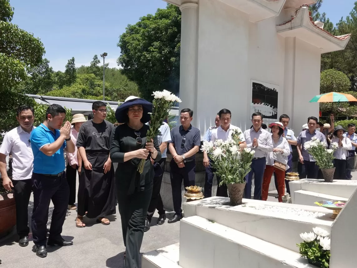 Thứ trưởng Phan Thị Thắng dâng hoa, dâng hương tại Khu di tích Kim Liên và Ngã ba Đồng Lộc