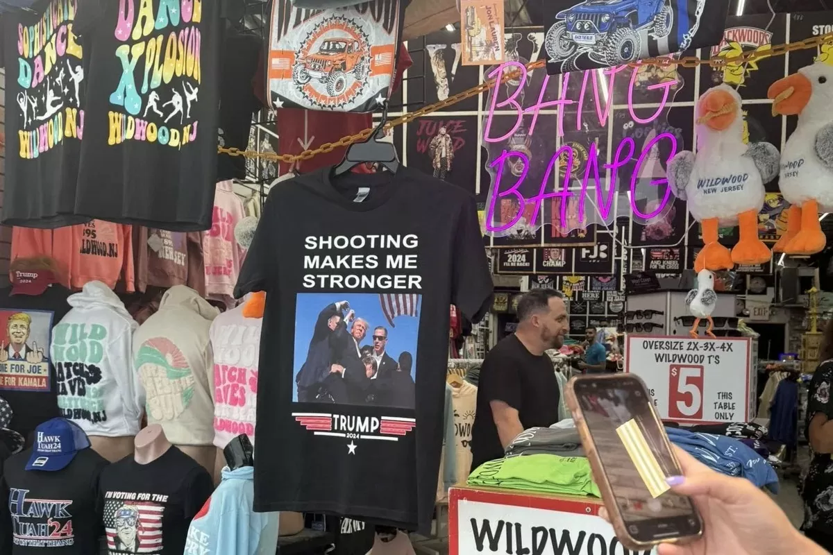 Áo phông in hình ông Donald Trump bị bắn được bán ở Trung Quốc và Mỹ
