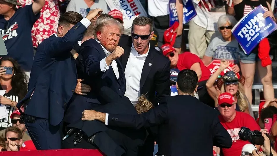Hình ảnh ông Trump “giơ nắm đấm” tạo nên cơn sốt áo thun sau vụ ám sát hụt