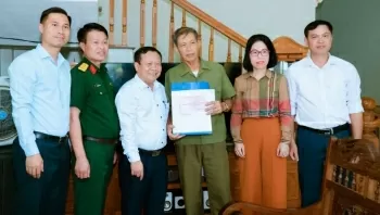 Lãnh đạo tỉnh Lào Cai thăm, tặng quà gia đình người có công