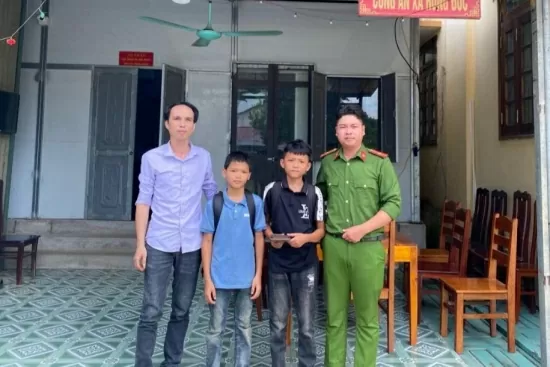 Tuyên Quang: Hai học sinh nhặt được ví tiền trả người đánh rơi