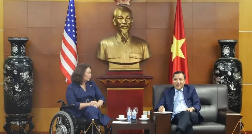 Thứ trưởng Nguyễn Hoàng Long làm việc với Thượng nghị sỹ Tammy Duckworth