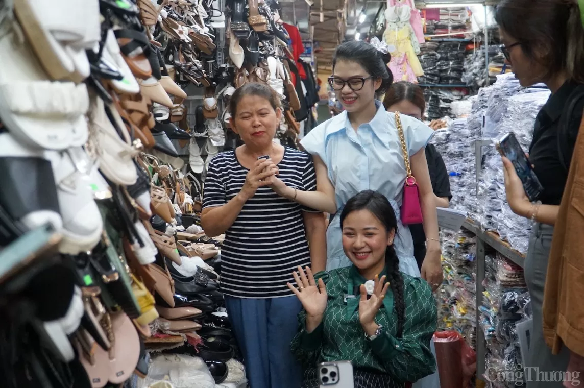 Tiểu thương chợ truyền thống Đà Nẵng loay hoay livestream bán hàng
