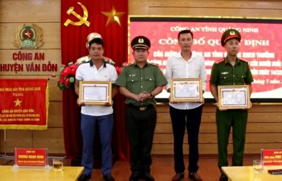 Thiếu tướng Đinh Văn Nơi trao giấy khen cho 3 người dũng cảm cứu người