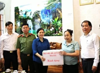 Bí thư Tỉnh ủy Lai Châu Giàng Páo Mỷ thăm, tặng quà thân nhân liệt sĩ, người nhiễm chất độc hóa học
