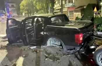 Quảng Ninh: 3 người thoát chết thần kỳ sau cú tông nát đầu của xe bán tải