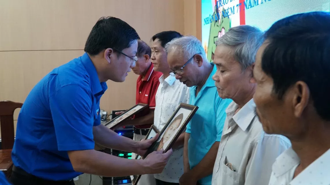 Thừa Thiên Huế: Trao tặng gần 80 di ảnh và quà cho thân các nhân liệt sĩ