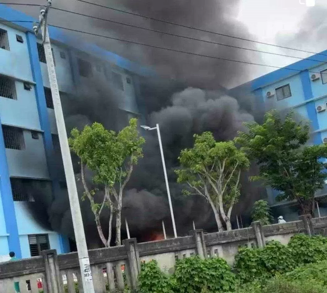 Nhà để xe máy của một bệnh viện tại Quảng Nam bất ngờ bốc cháy