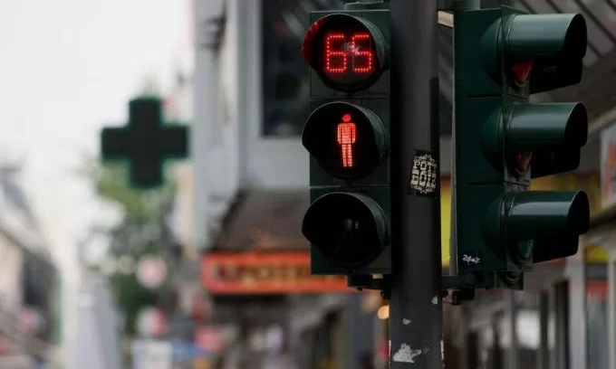 Tranh cãi quanh đề xuất bỏ đèn giao thông đếm ngược: Không lẽ luật lại chịu thua ý thức con người?