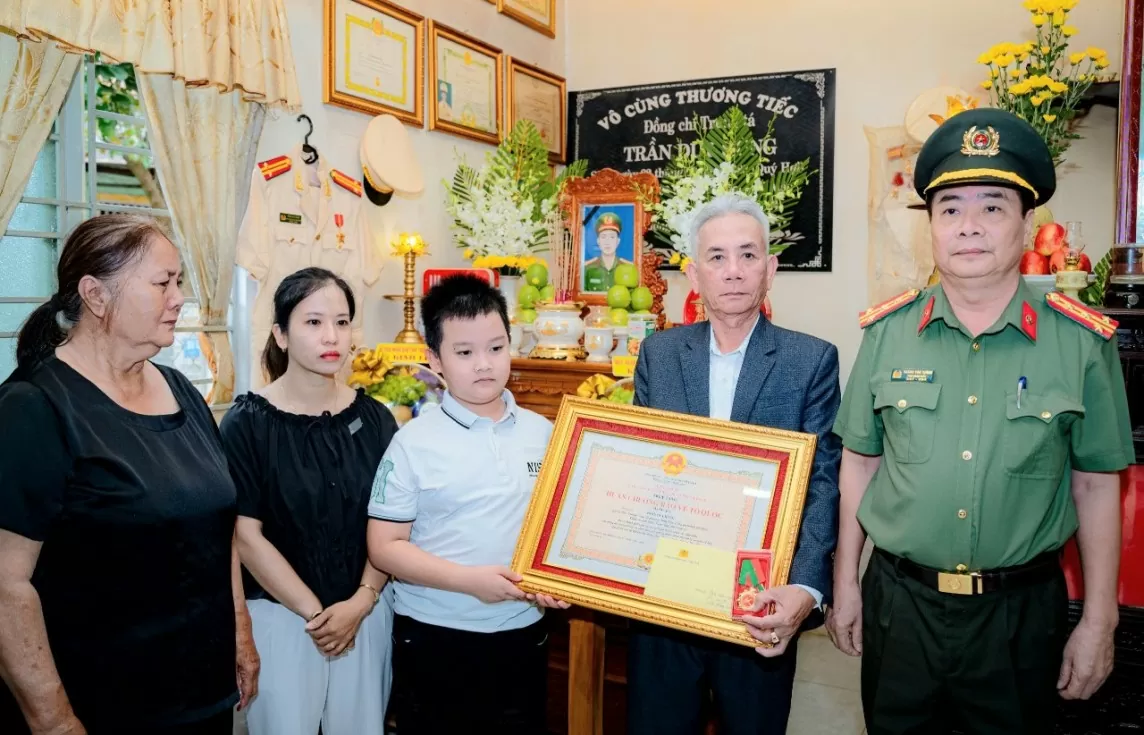 Thừa Thiên Huế: Truy tặng Huân chương Bảo vệ Tổ quốc cho Phó trưởng Công an phường Thuỷ Vân