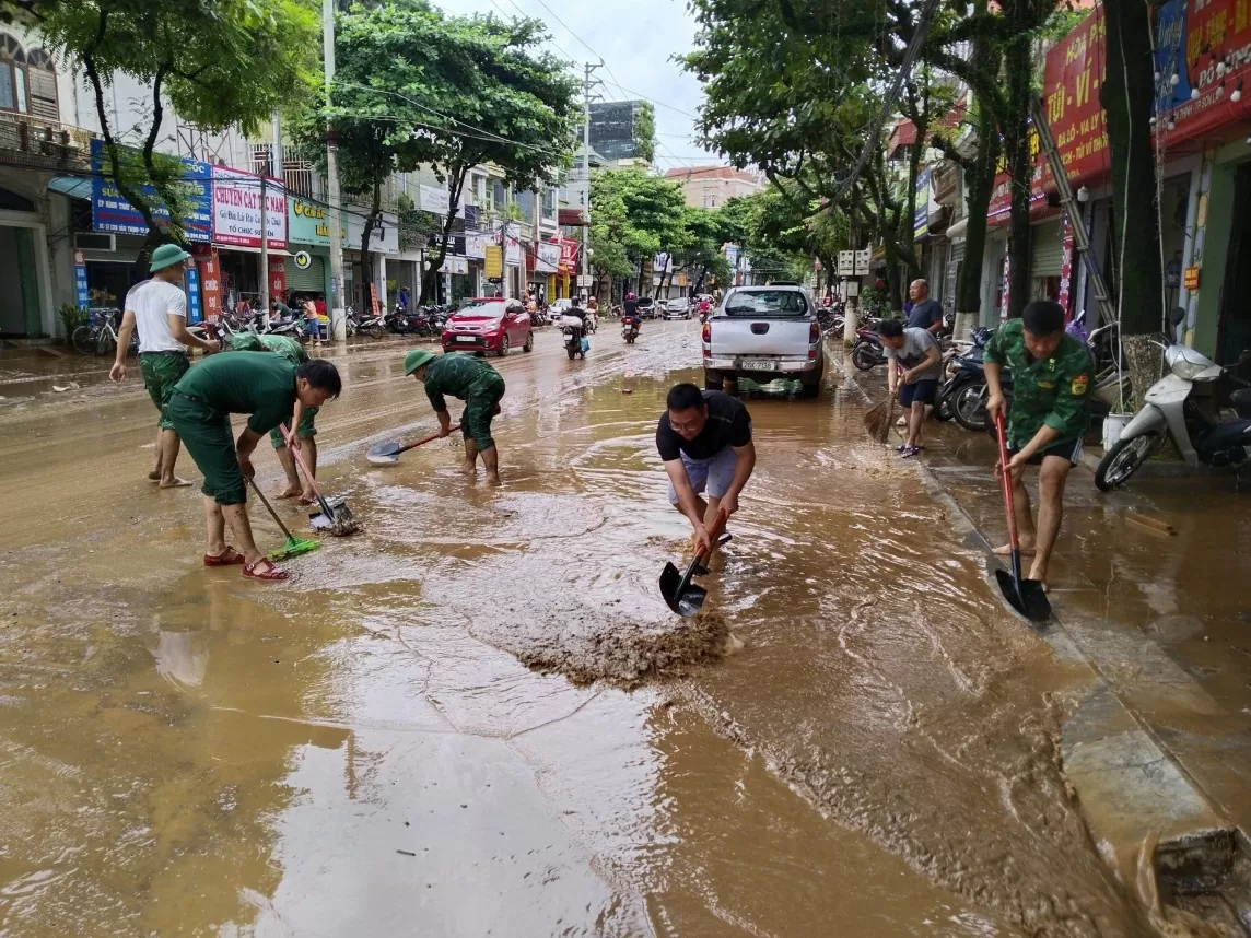 Bộ đội biên phòng tỉnh Sơn La giúp nhân dân khắc phục hậu quả bão số 2