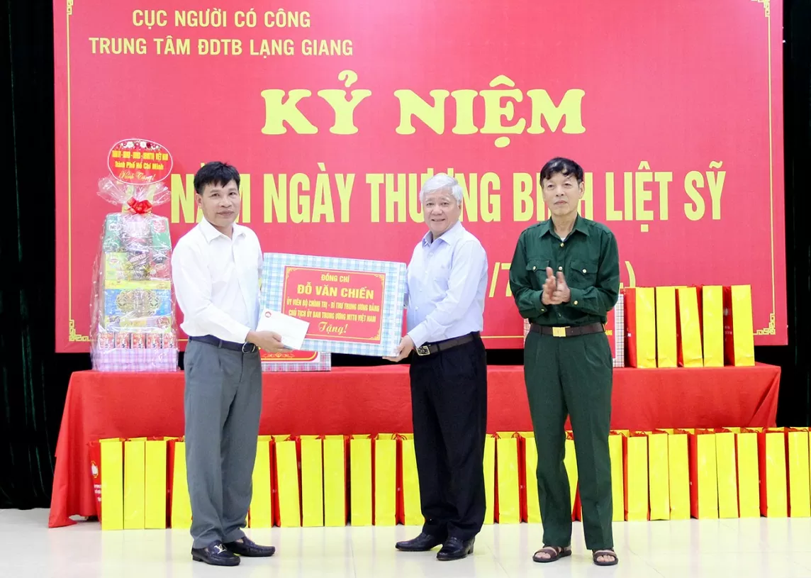 Chủ tịch Ủy ban Trung ương MTTQ Việt Nam thăm, tặng quà tại Bắc Giang
