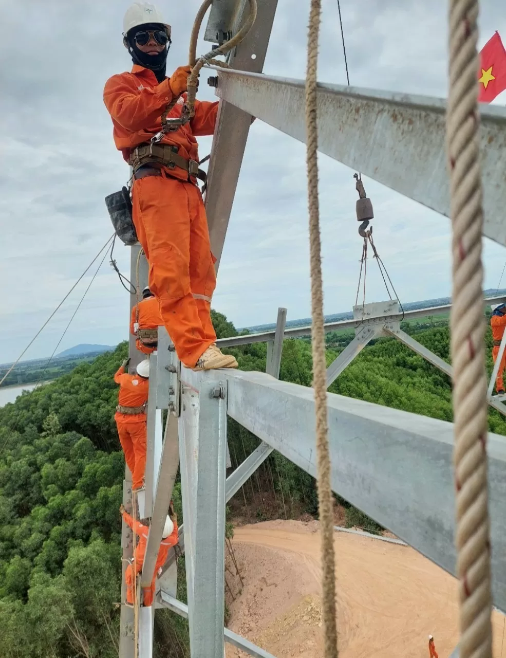 Thừa Thiên Huế: Người công nhân ngành điện mẫu mực