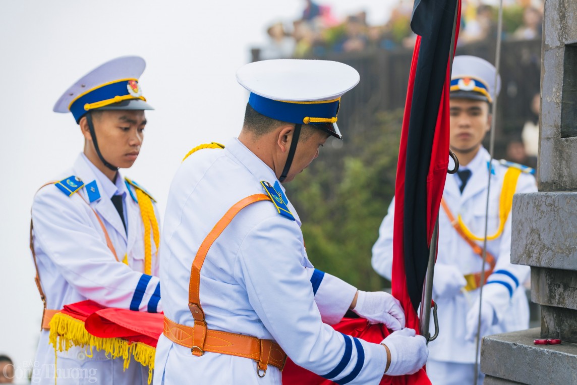 Trầm lặng Lễ thượng cờ rủ Quốc tang Tổng Bí thư Nguyễn Phú Trọng trên đỉnh Fansipan