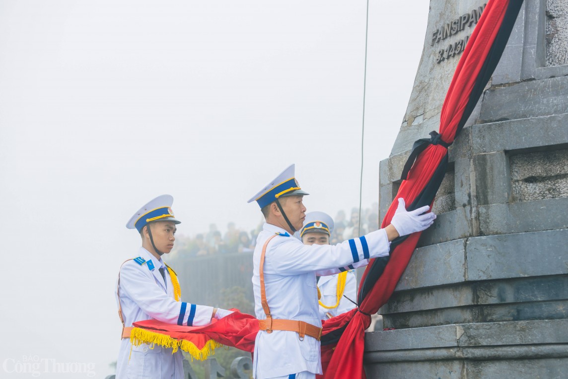 Trầm lặng Lễ thượng cờ rủ Quốc tang Tổng Bí thư Nguyễn Phú Trọng trên đỉnh Fansipan