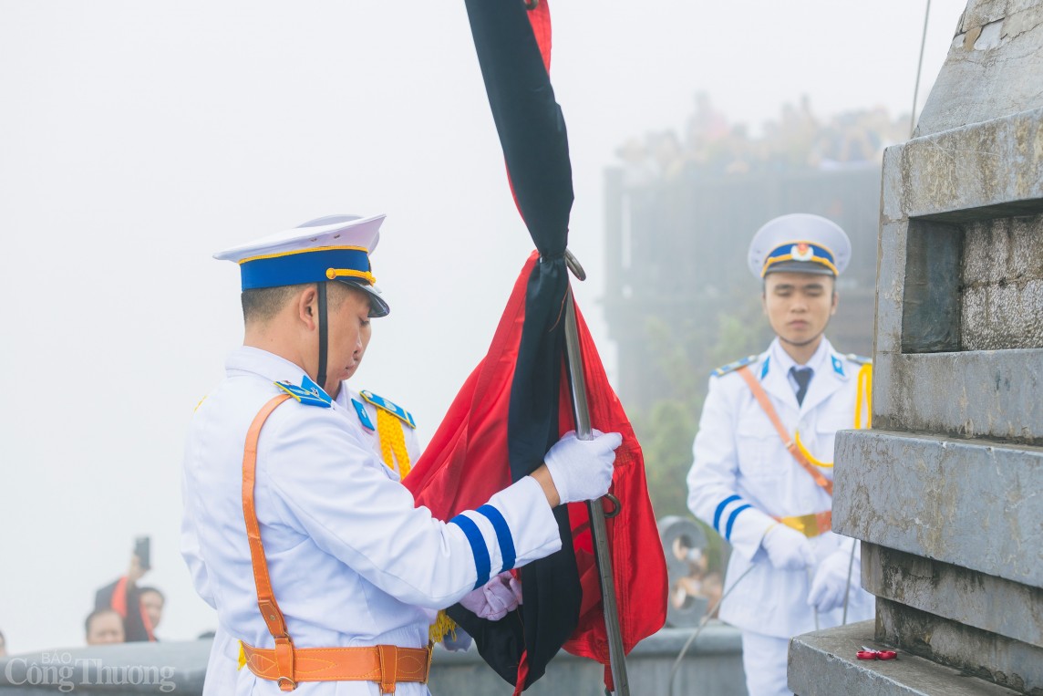 Trầm lặng Lễ thượng cờ rủ Quốc tang Tổng Bí thư Nguyễn Phú Trọng trên đỉnh Fansipan