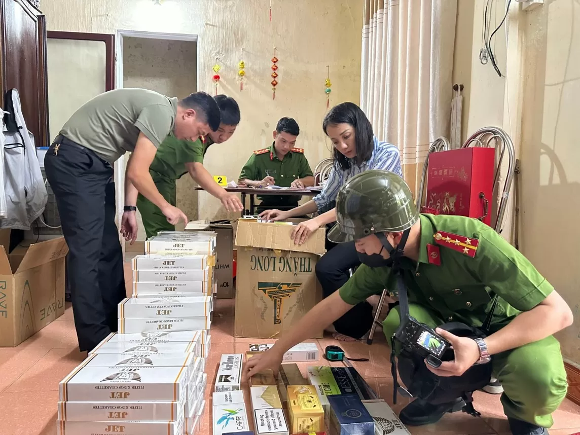 Thừa Thiên Huế: Khởi tố 2 bị can mua bán hơn 4.000 gói thuốc lá lậu
