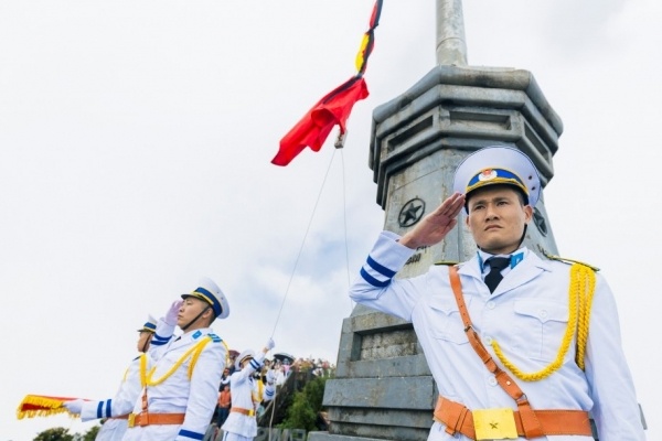 Trầm lặng Lễ thượng cờ rủ Quốc tang Tổng Bí thư Nguyễn Phú Trọng trên đỉnh Fansipan