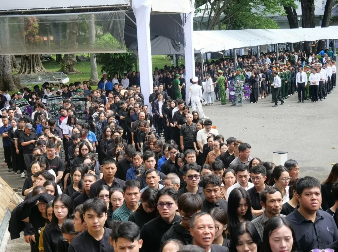 TP. Hồ Chí Minh: Dòng người đến viếng Tổng Bí thư Nguyễn Phú Trọng ngày một đông