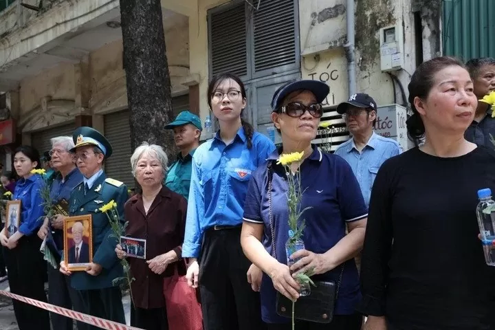 Hình ảnh người dân chờ tiễn biệt Tổng Bí thư Nguyễn Phú Trọng về nơi an nghỉ cuối cùng