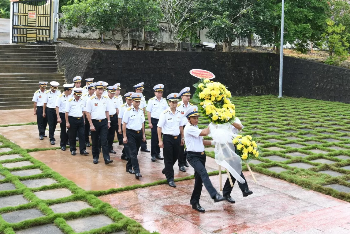 Bộ Tư lệnh Vùng 5 Hải quân dâng hương tưởng niệm các anh hùng, liệt sĩ