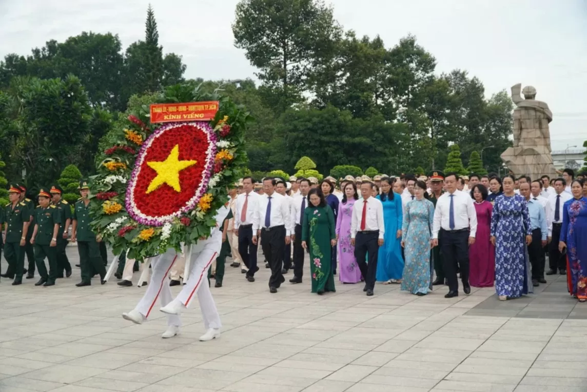 Lãnh đạo TP. Hồ Chí Minh dâng hương tưởng niệm các Anh hùng liệt sĩ