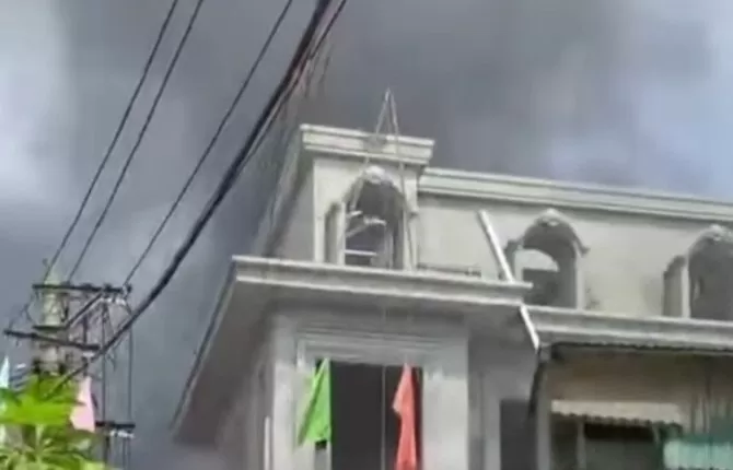 Hà Nội: Cháy lớn ở La Phù, khói đen bao trùm căn nhà 4 tầng
