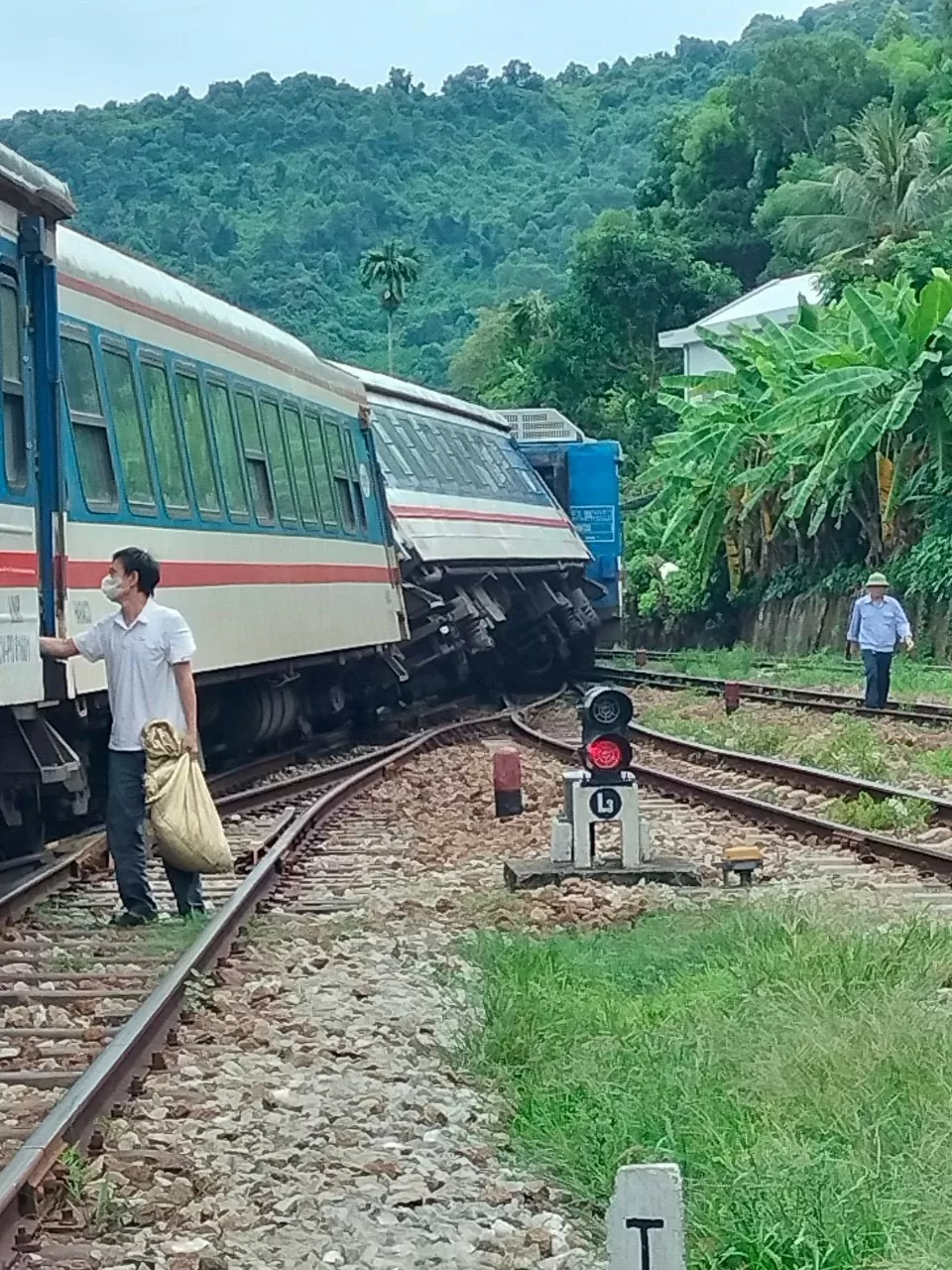 Thừa Thiên Huế: Hai toa tàu SE11 trật bánh gần ga Lăng Cô