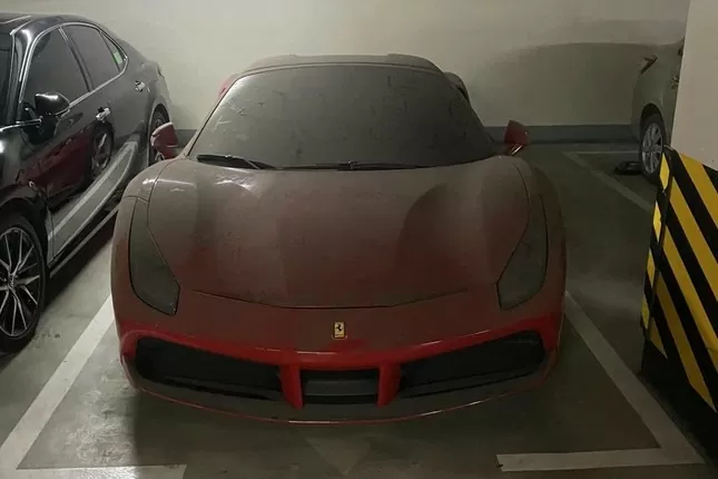 Tiếc nuối nhìn siêu xe Ferrari từng của Cường ‘Đô la’ phủ kín bụi ở Hà Nội