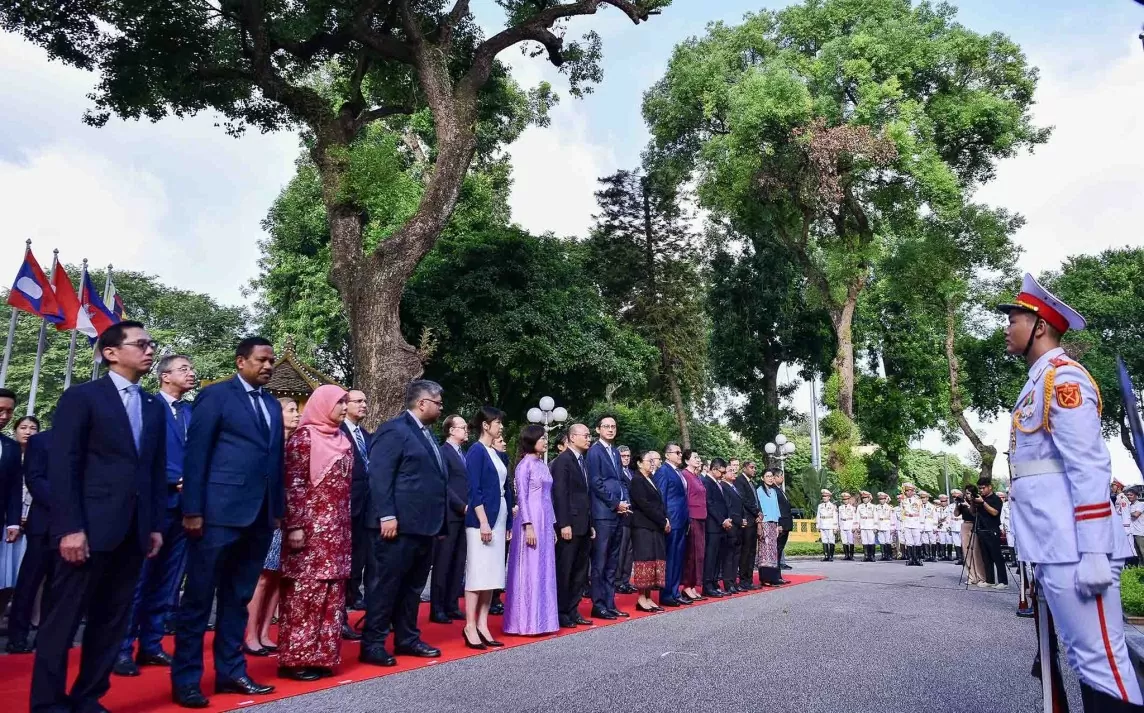 Tung bay lá cờ ASEAN nhân Kỷ niệm 57 năm Ngày thành lập