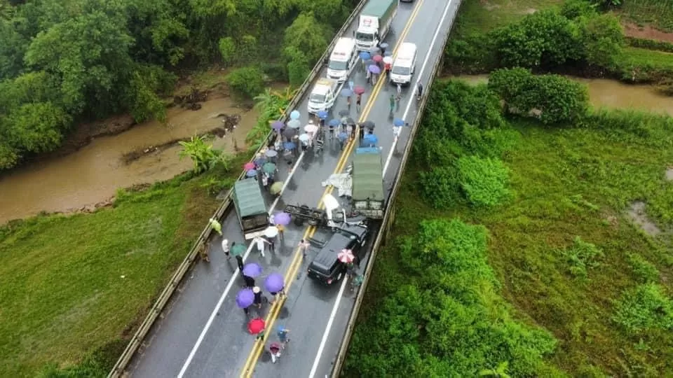 3 ô tô tông nhau trên cao tốc Nội Bài - Lào Cai, 2 người thương vong