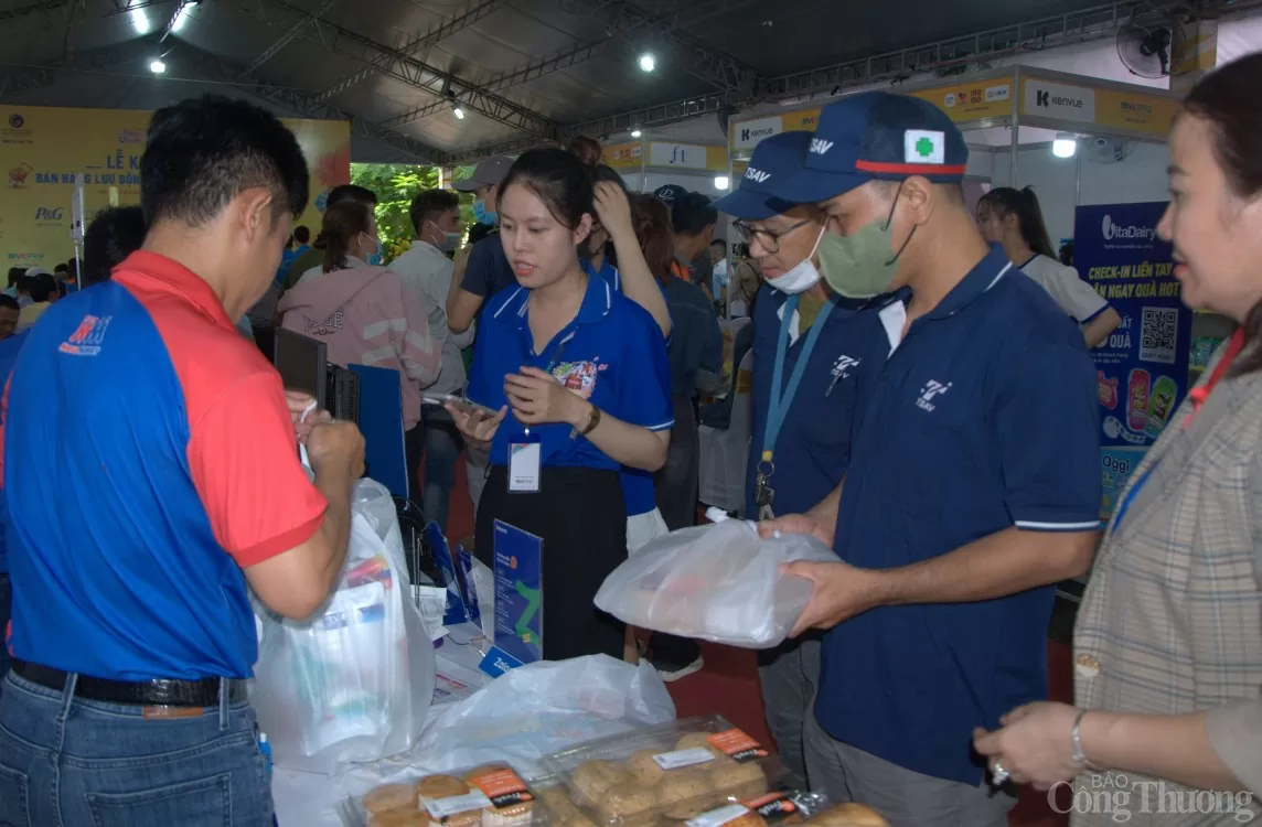 Chương trình bán hàng lưu động bình ổn thị trường: Công nhân có cơ hội mua hàng tiêu dùng từ 1.000 đồng