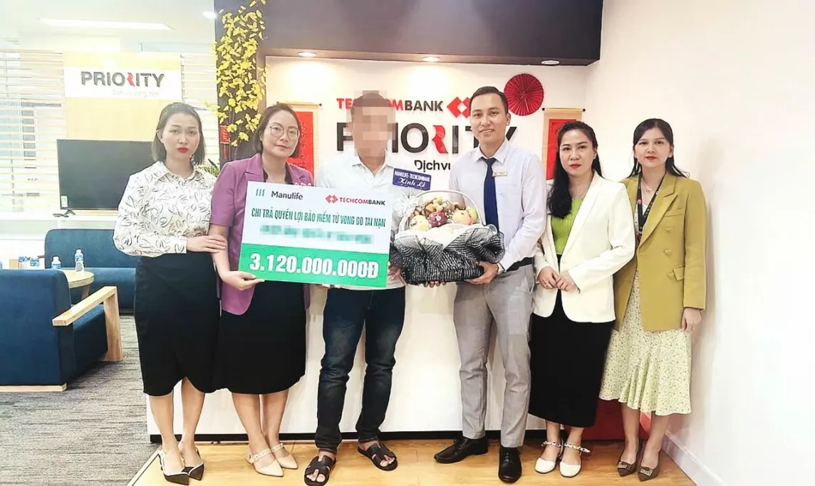 Manulife Việt Nam chi trả quyền lợi bảo hiểm hơn 3 tỷ đồng cho gia đình một khách hàng tại Bình Phước