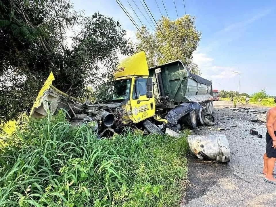 Hiện trường vụ tai nạn giao thông kinh hoàng khiến xe 7 chỗ nát vụn, tài xế bị văng xa tử vong