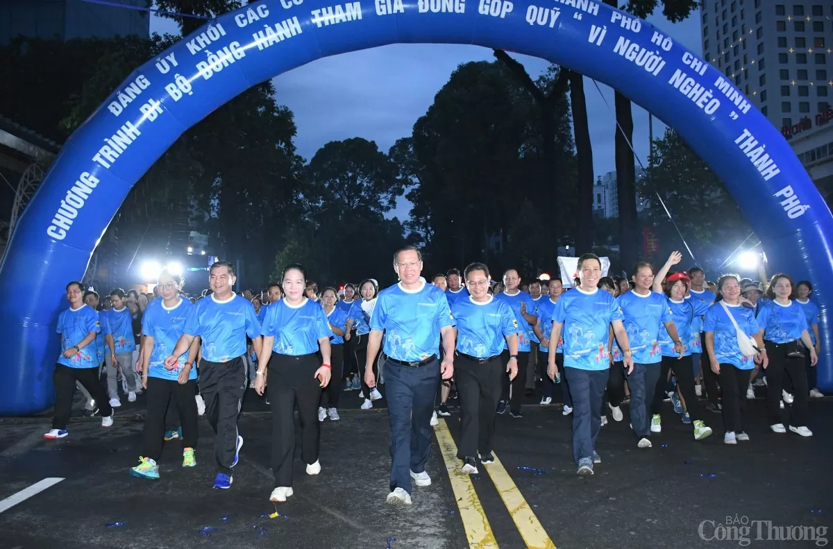 Hơn 3.000 người Khối các cơ quan Trung ương tại TP. Hồ Chí Minh đi bộ đồng hành "Vì người nghèo"